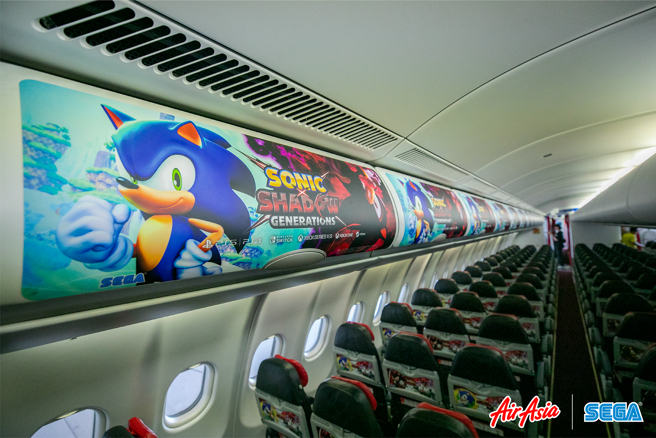 AirAsia《音速小子》彩繪機上滿滿超可愛藍色音速。AirAsia提供