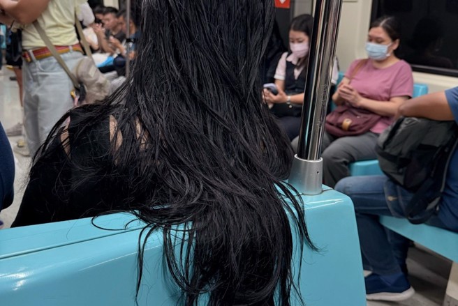 台北捷运一名女子将油腻的长髮挂在座椅的椅背上。（图／Threads＠nunbbb授权提供）