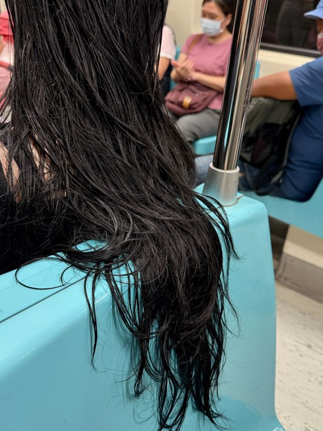 长髮女子的油头让万人喊噁。（图／Threads＠nunbbb授权提供）