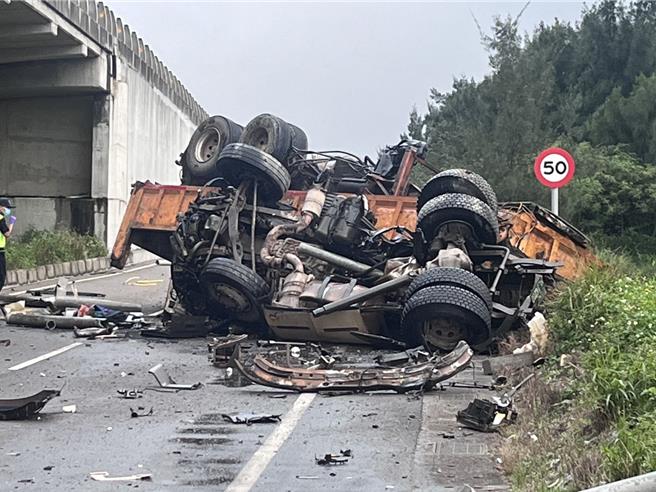 台61快速道路北上55.5公里處，9日清晨近6時發生砂石車翻覆事故，駕駛當場無呼吸心跳。（竹縣消防提供／邱立雅竹縣傳真）