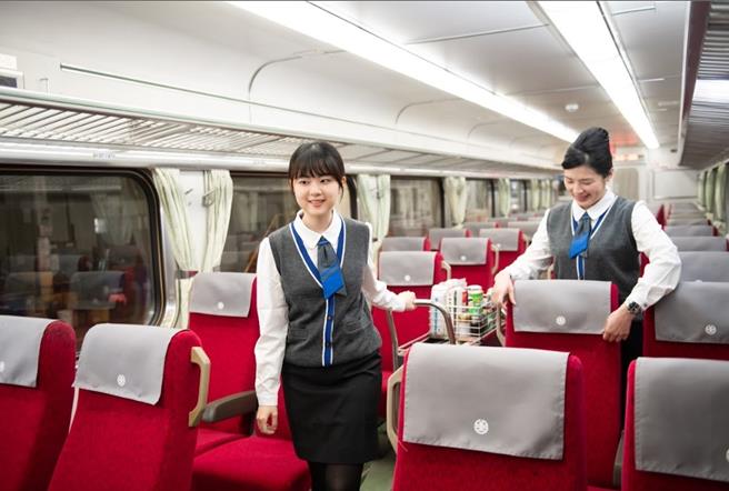 台鐵更新列車座椅枕巾，展現公司化新氣象。（台鐵公司提供／蔡明亘台北傳真）