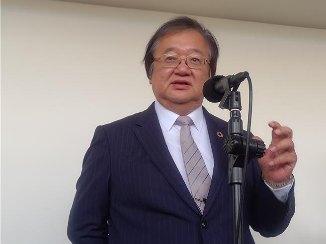 卫福部长邱泰源今天出席立法院卫环委员会前受访。（王家瑜摄）