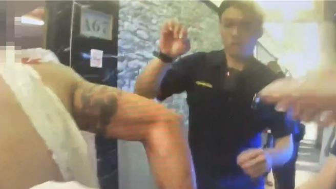 警方到场时，先安抚涉斗殴案的兄弟2人，由于双方遭玻璃划伤，还好送医包扎后皆无大碍。（翻摄画面／纪爰高雄传真）