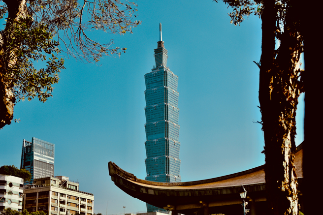 大票外国人推荐台北101。（示意图，shutterstock／达志）