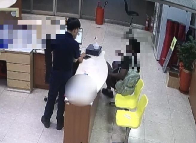 新北市芦洲分局员警接获外籍男子Simeon报案，指称搭乘公车时将皮夹遗失于公车上。（图 / 刘咏韵翻摄）