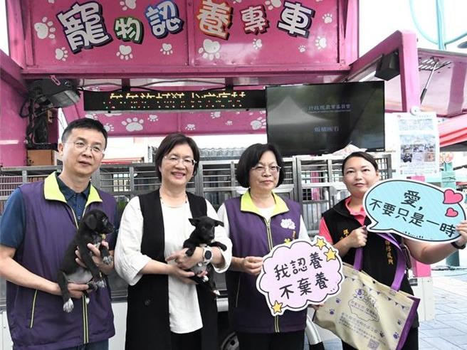 彰化縣政府為提升流浪犬貓認養率，只要認養彰化縣流浪狗中途之家犬貓，就免費提供價值約3900元的寵物用品。（彰化縣政府提供／孫英哲彰化傳真）