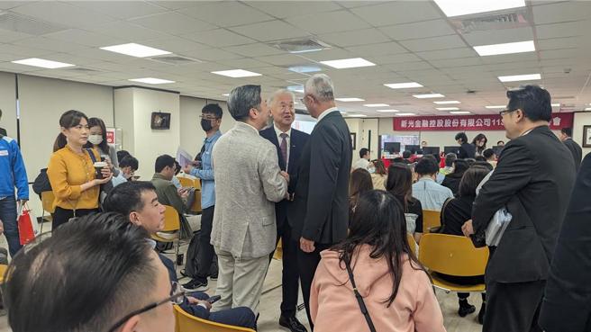 新光金董事長魏寶生、新光人壽副董洪士琪與新光金大股東林伯翰在股東會前握手。圖／戴瑞瑤
