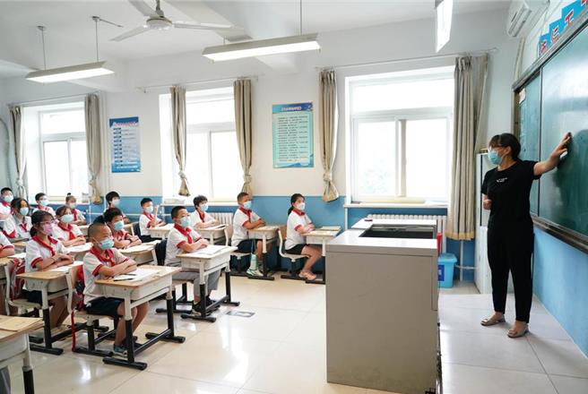 北京一所小學小學生正在上數學課。(圖為示意圖，摘自新華社）