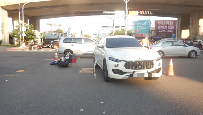 一辆玛莎拉蒂轿车闯红灯，撞倒骑士。（萧宥彤翻摄）
