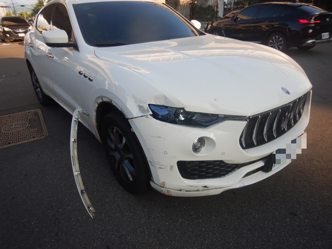 玛莎拉蒂右车头毁损。（萧宥彤翻摄）