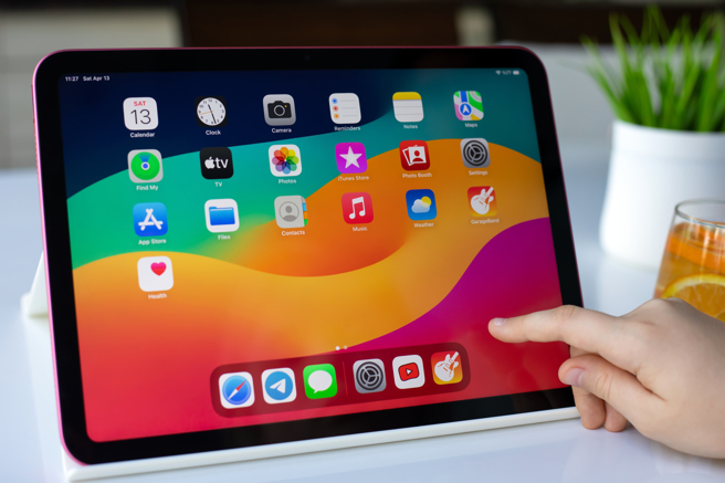 义守大学土木工程学系送入学新生人手一台iPad。（示意图，shutterstock／达志）