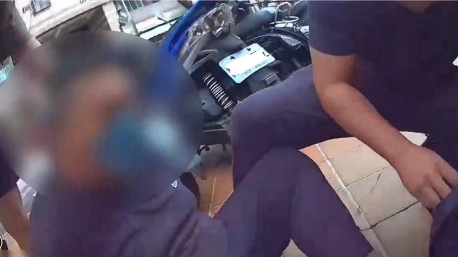 专案小组以优势警力围捕嫌犯，另外警方也在附近逮获欲逃离的监控收水手。（翻摄画面／纪爰高雄传真）