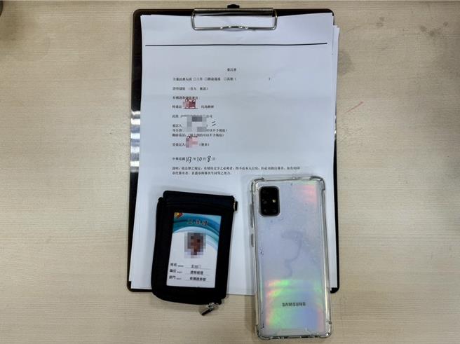 员警在现场查扣嫌犯做案用手机、收据、工作证等证物，全案依诈欺罪移送侦办。（翻摄画面／纪爰高雄传真）