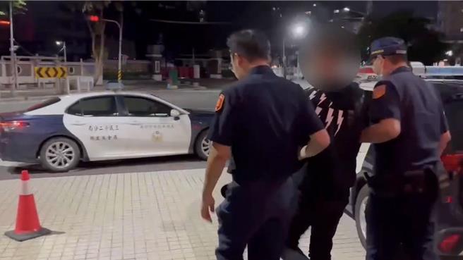 车手与同伙遭逮送办，目前警方正在向上追朔诈骗集团源头。（翻摄画面／纪爰高雄传真）