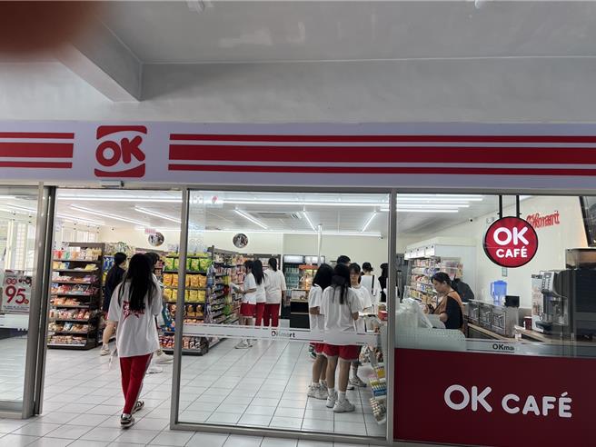 國立花蓮女中引進連鎖超商進駐校園，8日正式開幕，吸引許多學生前往購買食品。（花女提供／羅亦晽花蓮傳真）