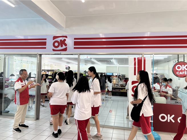 國立花蓮女中引進連鎖超商進駐校園，8日正式開幕，校長詹滿福（左）特地穿上超商制服擔任1日店長招呼師生。（花女提供／羅亦晽花蓮傳真）