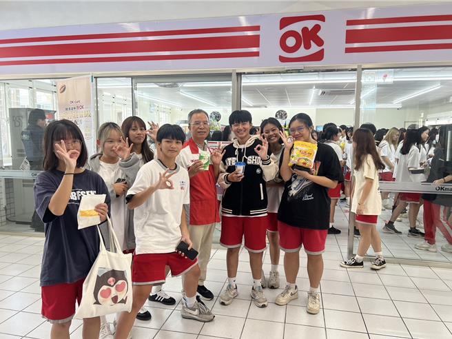 國立花蓮女中引進連鎖超商進駐校園，8日正式開幕，校長詹滿福（右四）特地穿上超商制服擔任1日店長，吸引許多學生前往合影留念。（花女提供／羅亦晽花蓮傳真）