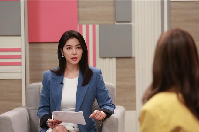 刘方慈（左）专访亲姊刘香慈。（民视提供）