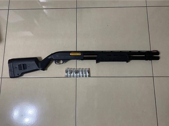 黄男改造玩具霰弹枪遭警逮捕。（警方提供）