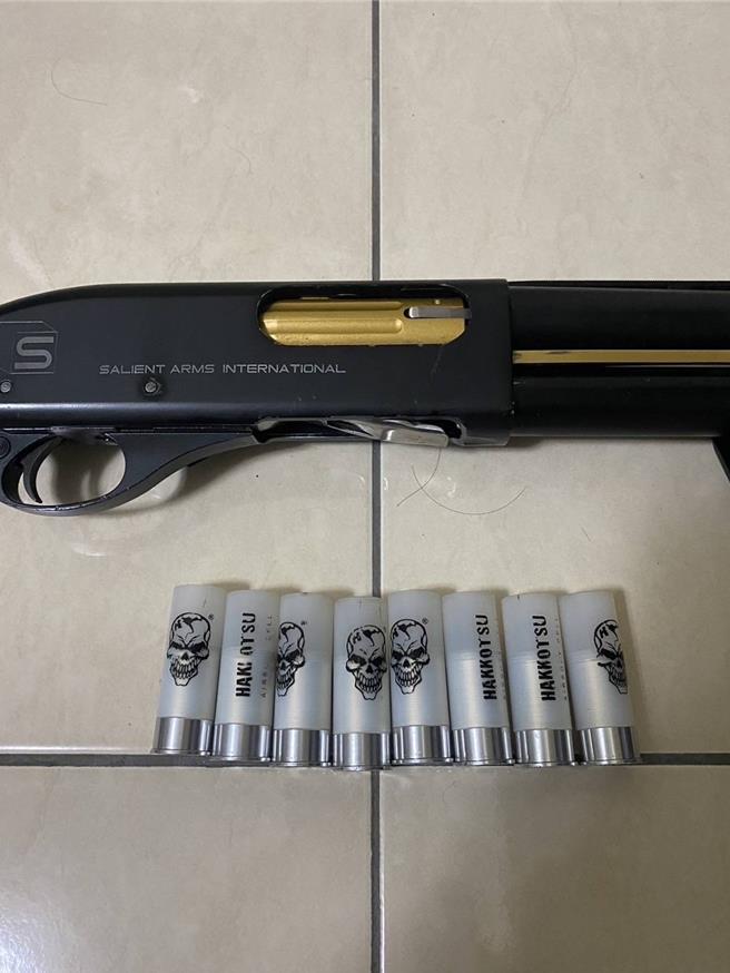 黄男改造玩具霰弹枪遭警逮捕。（警方提供）