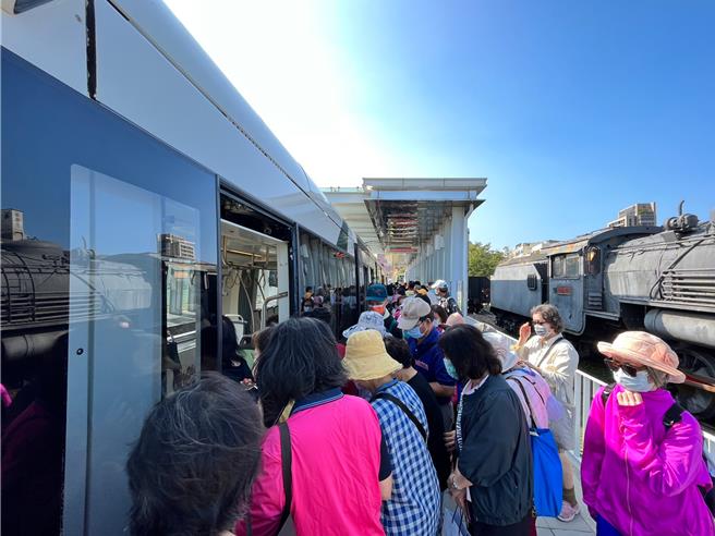 高捷公司宣布，重陽節當天65歲以上長者搭乘捷運及輕軌當日免費。（高捷公司提供／紀爰高雄傳真）