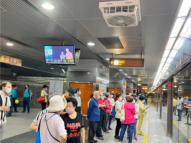 高捷公司表示，若沒有敬老卡的長者，可至捷運服務台或向輕軌查票員出示身分證正本、外籍人士出示護照即可免費搭乘。（高捷公司提供／紀爰高雄傳真）