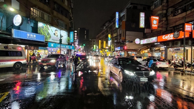 江姓男子骑机车直行，突然遇到一名陈姓女骑士从左侧巷子钻出，江男急煞后因天雨路滑，惨摔在地。（萧宥彤翻摄）