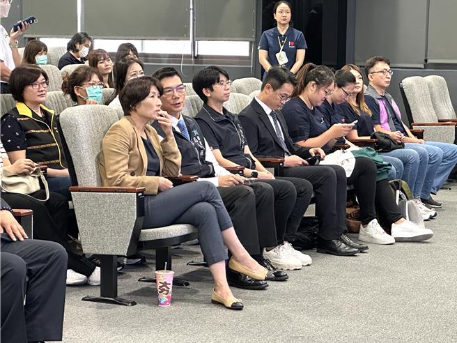 台东县政府与花莲慈济医院合作推动灾难医疗救护队资讯化并于9日签署合作备忘录。（蔡旻妤摄）