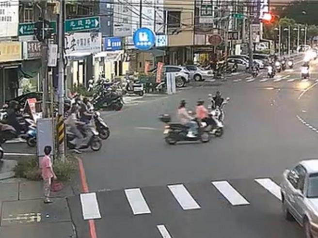 彰化市台1线中山路二段与光復路口8日傍晚下班时间发生3部机车碰撞事故。（民眾提供／孙英哲彰化传真）