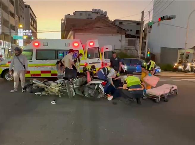 彰化市台1线中山路二段与光復路口8日傍晚下班时间发生3部机车碰撞事故。（民眾提供／孙英哲彰化传真）