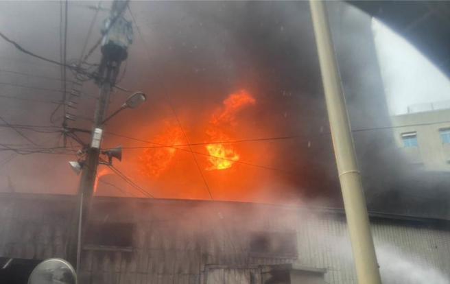 安泰醫院遭指管線老舊釀災，蘇清泉澄清：30年無重大事故。圖為東港安泰醫院火警，濃煙竄出。（本報資料照／屏東縣政府提供）