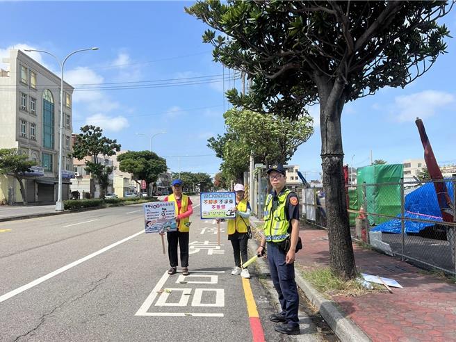 清水警方表示，警方從9月到12月執行行人正義大執法專案，除在各大公車站牌周邊加強違規取締，並同步宣導，透過取締執法手段，主要讓部分公車司機改正不良駕駛習慣。（清水警分局提供／張妍溱台中傳真）