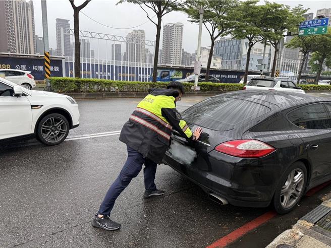桃园警察分局中路派出所警员谢镇远及江家祯8日巡逻行经南桃园交流道，发现一辆保时捷抛锚路中导致后方车辆回堵，立即上前询问。得知车辆抛锚，员警担心发生危险，和热心民眾将车辆推到路边。（警方提供）