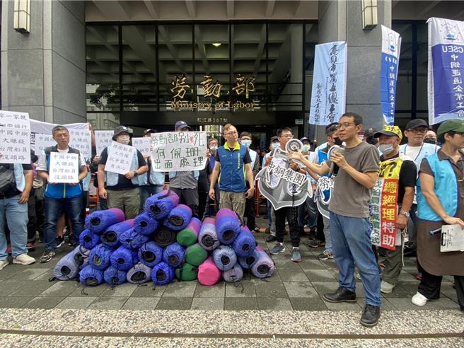 中运工会日前发起罢工投票并且通过，疾呼资方应与工会协商，恢復遭断保的劳工劳、健保。（林良齐摄）