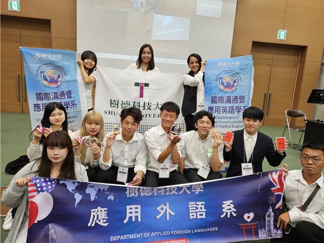 义守大学国际应英系团队，结合跨域学习的成果设计创意桌游，获得评审高度的肯定，拿下白金奖的殊荣。（义守大学提供／林雅惠高雄传真）。