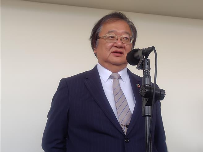 衛福部長邱泰源今天出席立法院衛環委員會前受訪。（王家瑜攝）