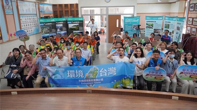 齐柏林基金会进驻苗栗县5所国小推广环境教育，9日5校师生齐聚后龙镇中和国小正式启动。（齐柏林基金会提供／谢明俊苗栗传真）