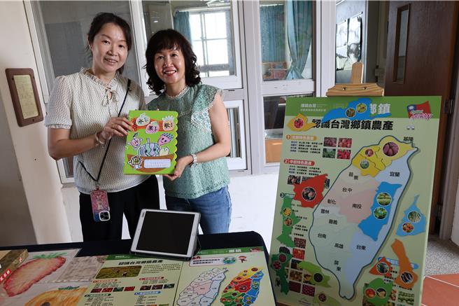 齐柏林基金会进驻苗栗县5所国小推广环境教育，9日5校师生齐聚后龙镇中和国小正式启动，海宝国小校长杨曼华及老师自行制作环境教育教材。（谢明俊摄）