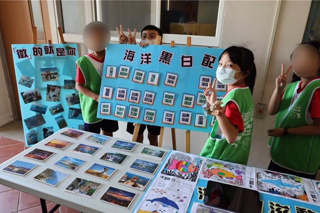 齐柏林基金会进驻苗栗县5所国小推广环境教育，9日5校师生齐聚后龙镇中和国小正式启动，由同学自行制作趣味拼图。（谢明俊摄）