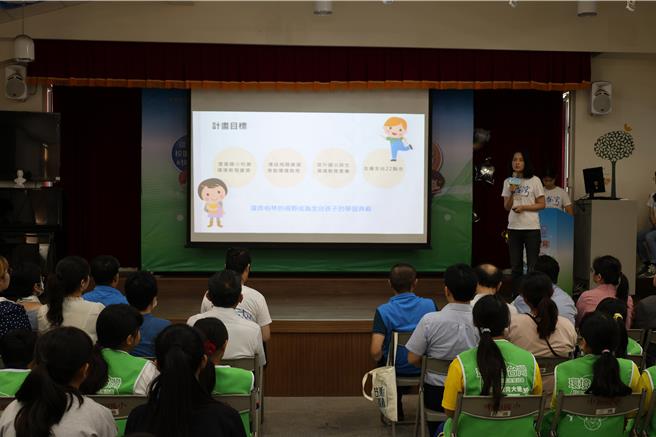 齐柏林基金会进驻苗栗县5所国小推广环境教育，9日5校师生齐聚后龙镇中和国小正式启动。（谢明俊摄）