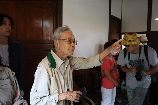 竹东林场老员工分享当年工作回忆。（邱立雅摄）