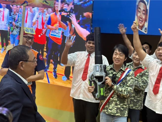 活动中各区清洁队员换上变装啦啦服，热烈迎接侯友宜，并热情地拉着侯友宜合影。（柯毓庭摄）