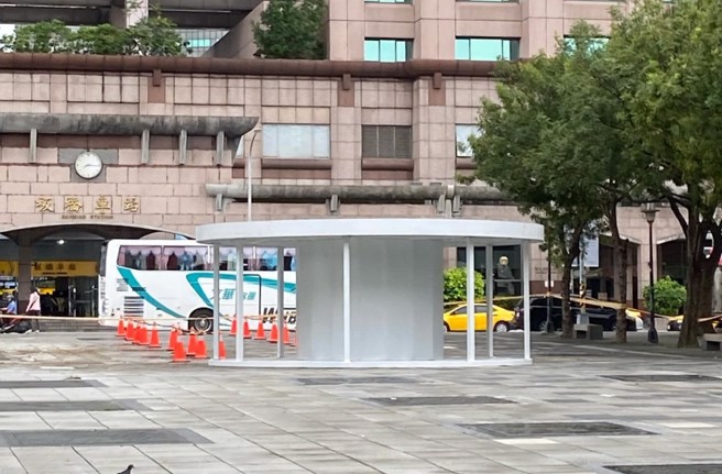 板桥车站前广场突出现一个大圆柱，让一票在地人哀号。（图／Threads@yang.ball授权提供）