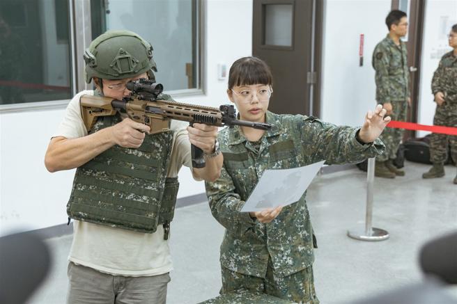 媒體記者於實彈射擊前實施射擊預習，掌握槍枝操作要領。（記者陳怡璿攝）