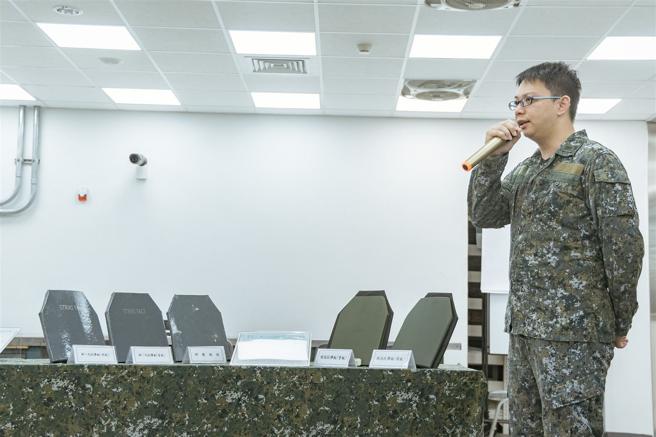 說明官進行新一代抗彈板介紹，比較與現役抗彈板性能差異。（記者陳怡璿攝）