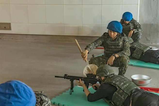 媒體記者手持T112戰鬥步槍實施實彈射擊，親身感受國防自主堅實量能。（記者陳怡璿攝）
