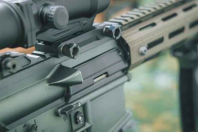 T112戰鬥步槍採用雙側射擊方式選擇鈕、拋殼擋板等設計，可適用左右手射擊，足見設計巧思。（記者陳怡璿攝）