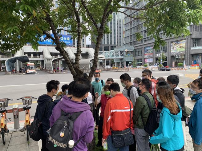 户外实地示范树木健康检查。（景观处提供）