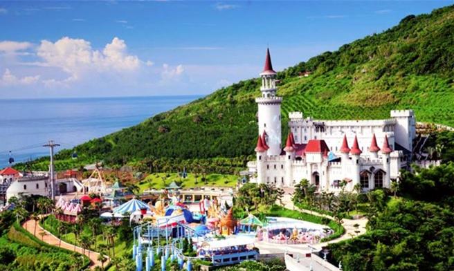 「遠雄海洋公園」為結合海洋生物、機械遊樂設施及舞臺表演的大型主題樂園。圖／觀光署提供