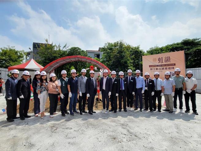 教会与建商合作危老建案全台第一个的「金日升虹韵」大楼建案，9日动土之后，与会来宾合影留下特别的一刻时光。图／顏瑞田